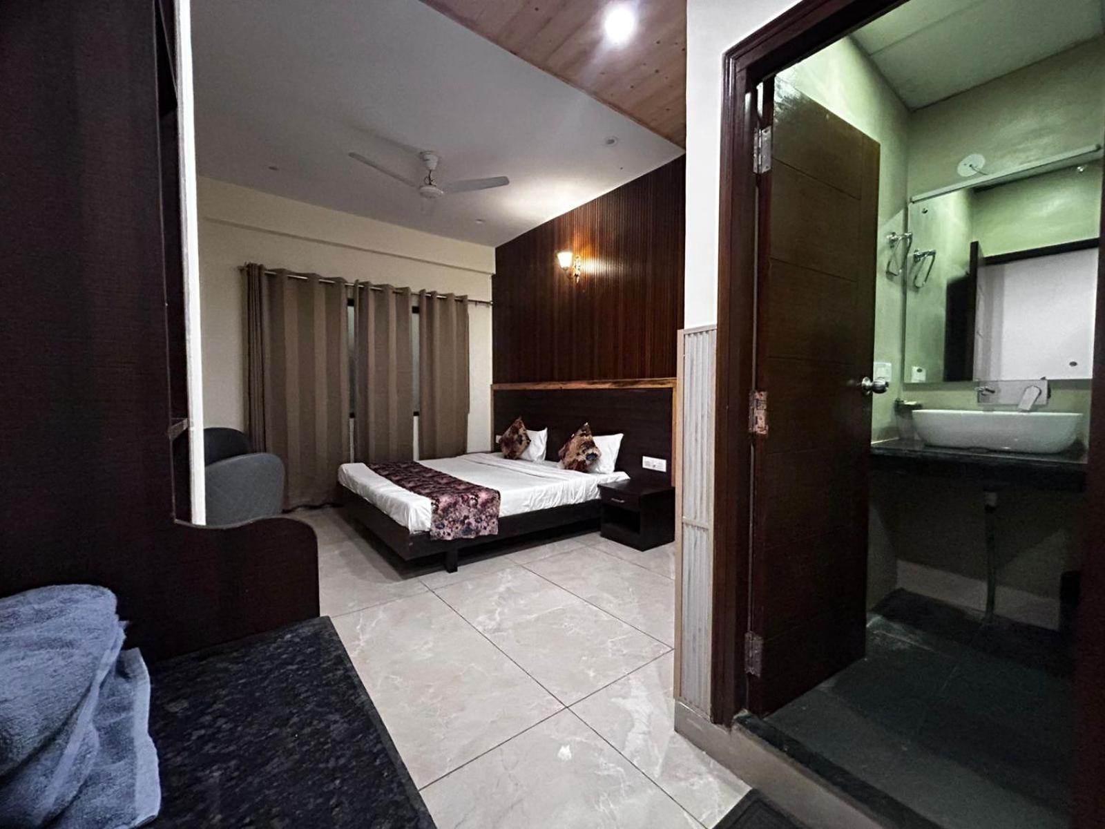 Hangout Inn ภาคัลปูร์ ภายนอก รูปภาพ